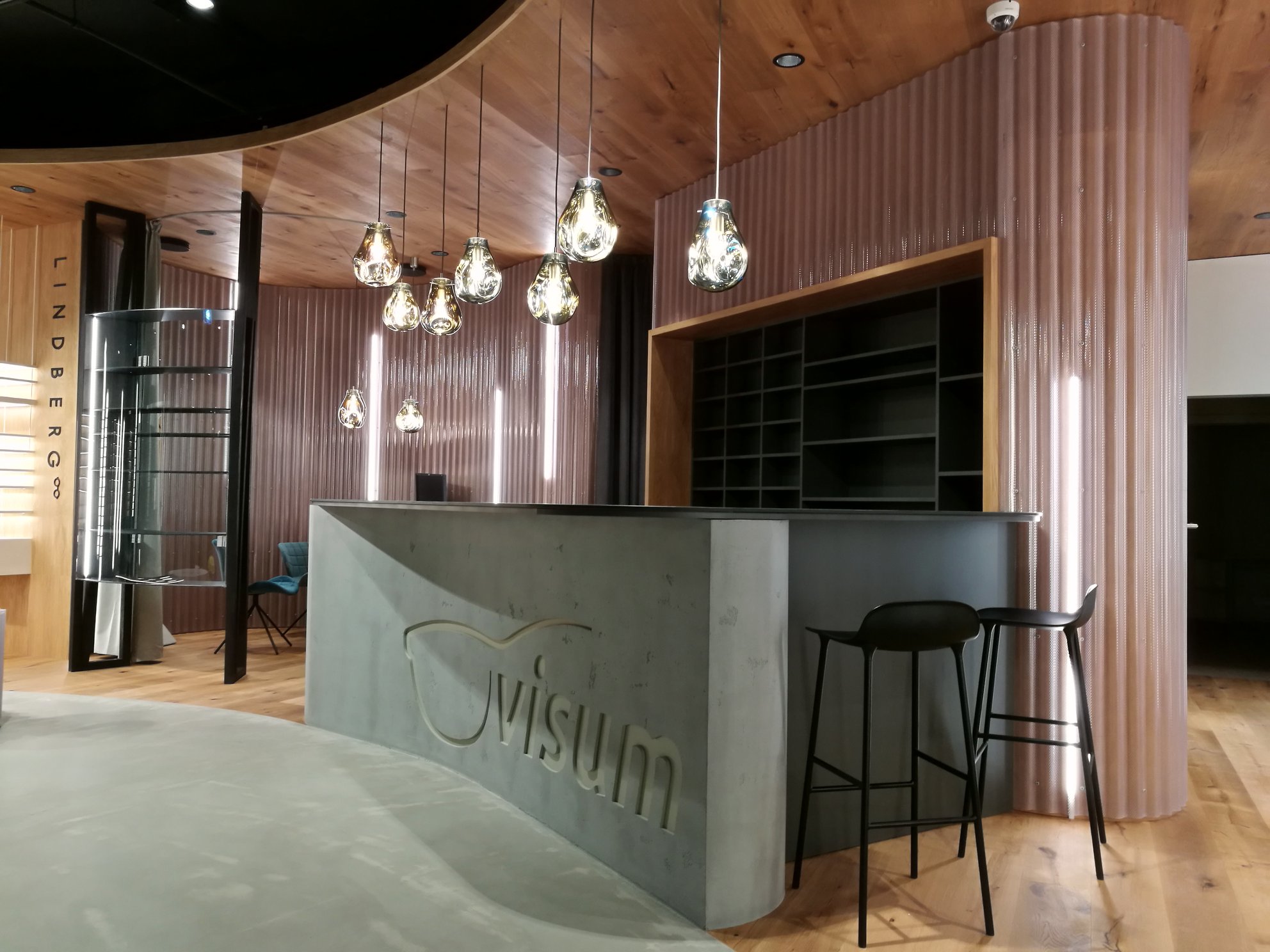 Отделка стен поликарбонатом Suntuf BeeHive с подсветкой